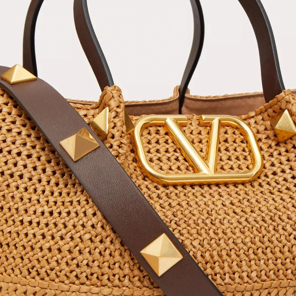 OUVALIA Luxury Edit | Valentino Garavani Medium Shopping Bag In Synthetic Raffia